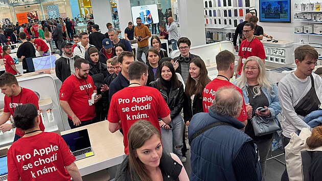 Oteven nov prodejny zazen Apple na Chodov pilkalo na slevy stovky zjemc.