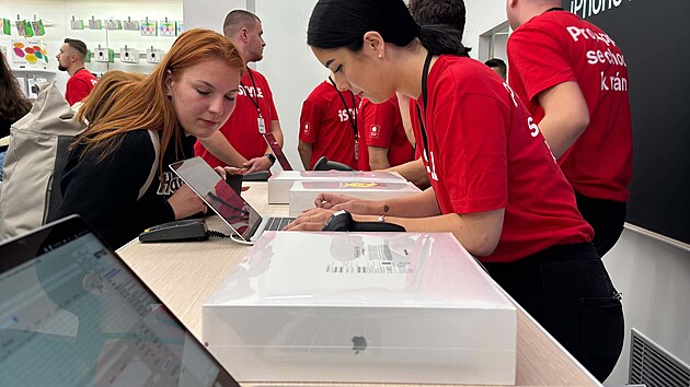 Společnost Apple Inc. rozšířila interní test své připravované služby „Kup teď, zaplať později“ na tisíce zaměstnanců maloobchodních prodejen. To je podle portálu Bloomberg neklamné znamení, že se dlouho očekávaná funkce konečně přiblíží realizaci. 