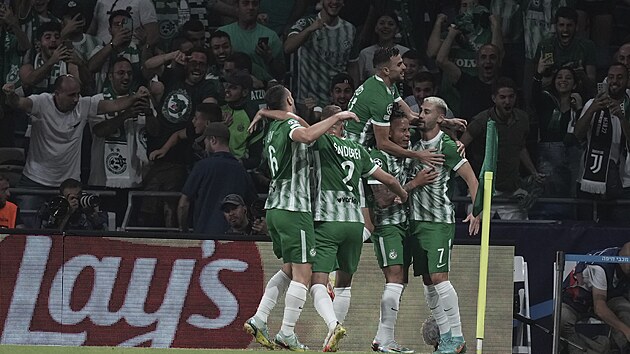 Fotbalisté Maccabi Haifa se radují z gólu v zápase Ligy mistr s Juventusem...