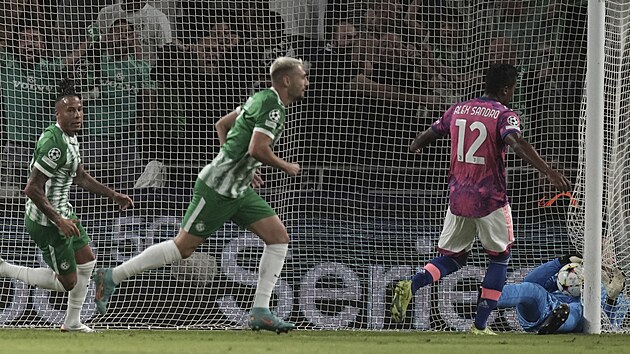 Wojciech Szczesny, brank Juventusu Turn, se v utkn s Maccabi Haifa ocitl v sti i s balonem. Domc mustvo tedy lo do veden.