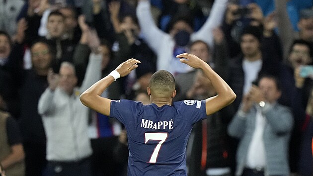 Kylian Mbappe v dresu PSG oslavuje svj gl do st Benfiky Lisabon.