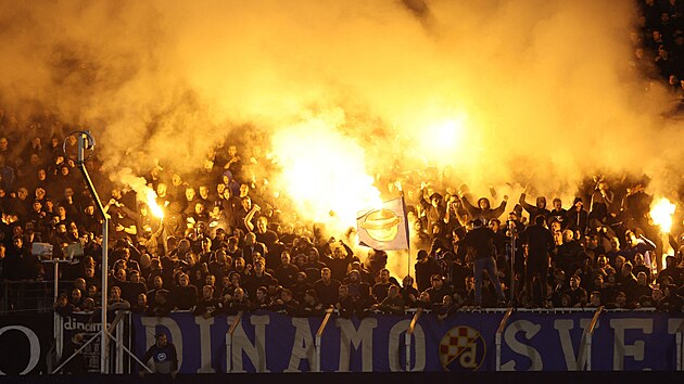 Pohled do kotle fanou�k� Dinama Z�h�eb p�i utk�n� Ligy mistr�.