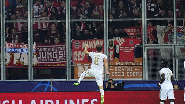 Leon Goretzka z Bayernu Mnichov oslavuje gól do plzeňské sítě.