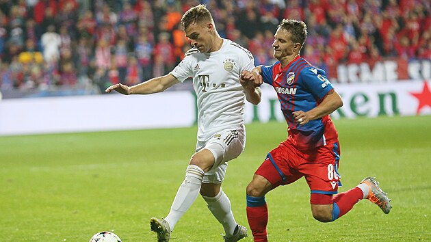 Plzesk fotbalista Adam Vlkanova (vpravo) dotr na protivnka z Bayernu...