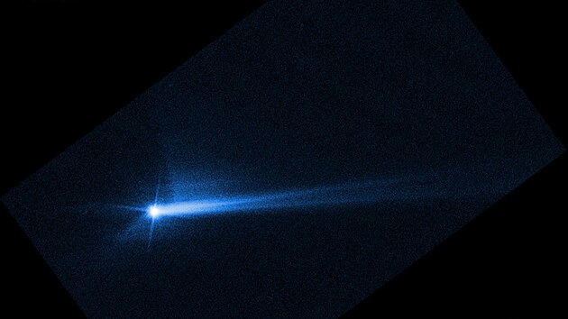 Snmek z Hubbleova vesmrnho dalekohledu NASA z 8. jna 2022, na nm jsou vidt vyvren sti asteroidu 285 hodin pot, co byly vyraeny z povrchu Dimorphosu v dsledku zmrnho nrazu sondy DART. Tvar tohoto ohonu se v prbhu asu mnil. Vdci pokrauj ve studiu tohoto materilu a jeho pohybu v prostoru, aby lpe porozumli planetce.