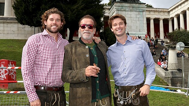 Arnold Schwarzenegger a jeho synov Christopher a Patrick na Oktoberfestu (Mnichov, 26. z 2022)