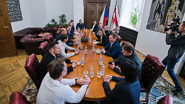 Sch�zka, na kter� prim�torka Mark�ta Va�kov� (�tvrt� zprava) sd�lila z�stupc�m politick�ch subjekt�, s nimi� ODS jedn� o spolupr�ci a o p��padn� koalici, p�edstavu o budouc�m veden� m�sta (13. ��jna 2022).