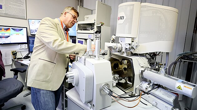 Experti z týmu environmentální elektronové mikroskopie v Ústavu přístrojové techniky Akademie věd v Brně pod vedením Viléma Neděly zkoumají věci takové, jaké skutečně jsou, mimo laboratorní podmínky. Používají k tomu modifikovaný environmentální elektronový mikroskop, jenž umožňuje pozorovat i živé organismy a je jediný svého druhu na světě.