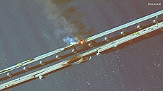Následky útoku na Kerský most na satelitních snímcích spolenosti Maxar (8....