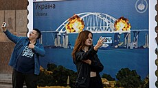 Obyvatelé Kyjeva se radují ze zpráv o úspěšném útoku na Kerčský most (8. října...