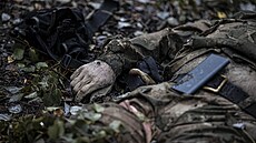 Mrtvola ruského vojáka nedaleko osvobozeného msta Lyman na východ Ukrajiny...