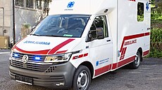 XXL sanitka pat�í nov� k vozovému parku V�eobecné fakultní nemocnice v Praze. V...