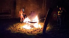 Polonahá �ena na d�tském h�i�ti v Praze tan�ila kolem zapálené houpa�ky.