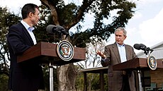 Americký prezident George Bush a tehdejí dánský premiér Anders Fogh Rasmussen...