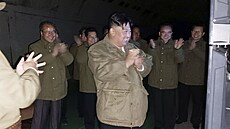 Severokorejský vdce Kim ong-un osobn dohlíí na odpálení dvou strategických...