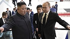 Kim ong-un (vlevo) a Vladimir Putin pi setkání ve Vladivostoku v dubnu 2019