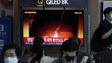 Odpálení severokorejských raket dlouhého doletu sledovali lidé na obrazovce na...