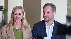 Jana Komrsková a Zdenk Hib odpovídají na dotazy noviná ped Poslaneckou...