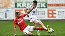 Róbert Matejov z Brna brání skluzem �t�pána Harazima z Hradce Králové.