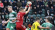 Olomoucký branká� Jakub Trefil si do�el pro vysoký mí� ve vápn�.