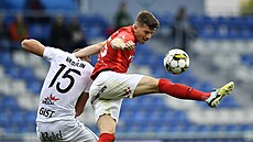 Daniel Vaulín z Hradce Králové a Jan trba z Brna v souboji o mí.