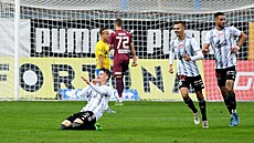 Patrik Hellebrand (vlevo) a jeho spoluhrá�i z �eských Bud�jovic se radují z...