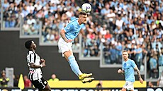 Záloník Lazia ím Sergej Milinkovi-Savi ve výskoku bhem utkání s Udinese.