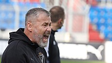 Trenér Pavel Hapal bhem prvního utkání na lavice Baníku Ostrava.
