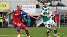 Jan Chramosta uniká Lu�ku Pernicovi v zápase Jablonce proti Plzni.