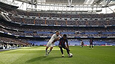 Barcelonský Alex Balde a Dani Carvajal z Realu Madrid se petlaují o mí bhem...