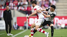 Jonas Hector (vlevo) a Ruben Vargas svádí souboj o mí� v zápase Augsburgu proti...