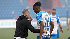 Trenér Baníku Pavel Hapal a Muhamed Tijani debatují b�hem utkání se Slováckem.