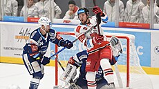 Matou� Men�ík z Olomouce brání ve výhledu brn�nskému branká�i Marku �iliakovi i...