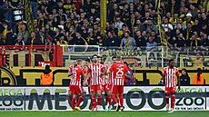 Fotbalisté Unionu Berlín slaví gól proti Borussii Dortmund.