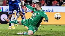 Mladoboleslavský branká� Jan �eda se marn� natahuje po mí�i.