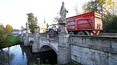 Vozovka na barokním mostu u árského zámku dostane brzy nový povrch. Opravy...