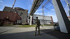 Ruský voják hlídkuje v areálu ukrajinské Záporožské jaderné elektrárny. (9.... | na serveru Lidovky.cz | aktuální zprávy