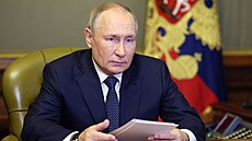 Ruský prezident Vladimir Putin pi videokonferenci v pondlí dopoledne. Ve...