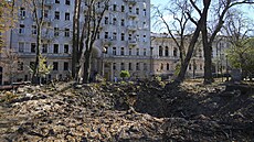 Kráter po výbuchu po ruském útoku v Kyjev (10. íjna 2022)