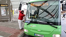 Autobus Dopravy Ústeckého kraje na nádra�í v Litom��icích.
