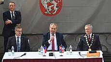 Milo� Zeman se v D��ín� setkal s ob�any. Po jeho levici sedí primátor m�sta...