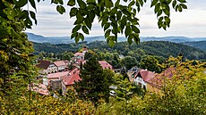 Msto aclé leí u hranice s Polskem v prsmyku, který oddluje Krkonoe a...