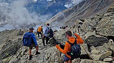 Poslední metry výstupu k mohyle Ötziho ve vý�ce 3 210 metr� nad mo�em vedou...