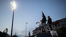 Fanou�ci sledují podve�erní fotbal na Bohemians.