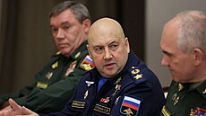 Velitel ruských invazních sil na Ukrajině Sergej Surovikin (uprostřed) spolu s...