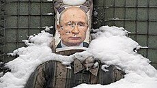 Portrét prezidenta Putina posloužil jako terč v ukrajinské Luhanské oblasti...