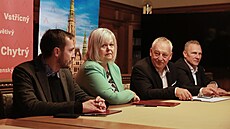 Nové vedení Liberce p�i podpisu koali�ní smlouvy. Zleva Jan Hru�ka (Piráti),...