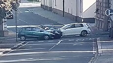 Renault v Opav takka serotoval náraz aut z obou stran