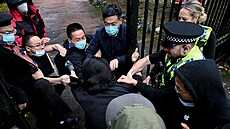 Britští policisté odtahují od bran čínského konzulátu v Manchesteru... | na serveru Lidovky.cz | aktuální zprávy