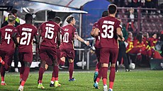 Fotbalisté rumunské Klue se v duelu Konferenní ligy radují z vedoucího gólu...